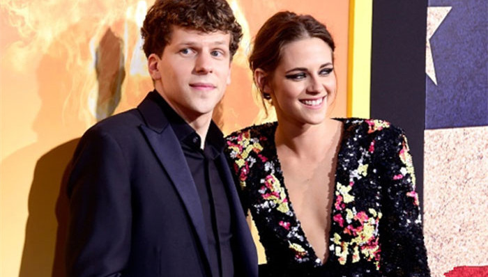 暮光女第三次搭戏杰西·艾森伯格演情侣   拍吻戏两人羞羞哒