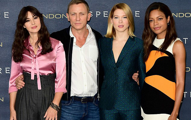 丹尼尔·布雷格宣传《Spectre》 与一众邦德女郎一起拍照