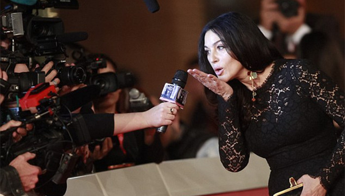 莫妮卡•贝鲁奇出席电影节  一袭黑裙惊艳粉丝