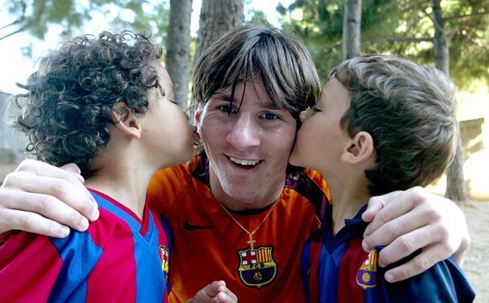 【视频】你还记得十年前梅西打入欧冠首球时的世界足坛吗？