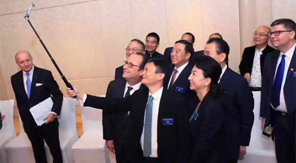 【腾讯科技】跟法国总统玩自拍 马云柳传志都聊了什么？
