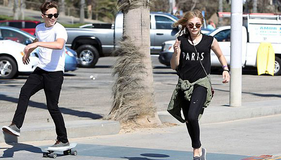 布鲁克林在纽约玩滑板秀技  又吸引小姑娘咯