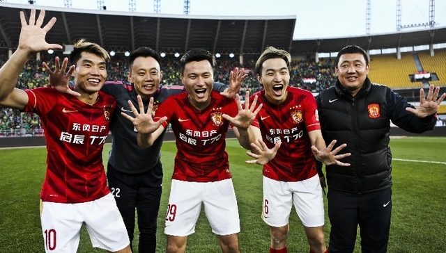 亚洲足球第一股！广州恒大淘宝足球俱乐部上市 马云许家印现身敲钟