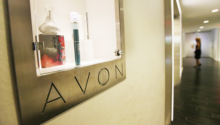 雅芳巨亏近7亿美元