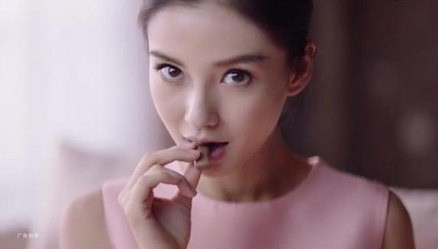 李易峰和AB出演了一部让你全身起鸡皮的巧克力广告