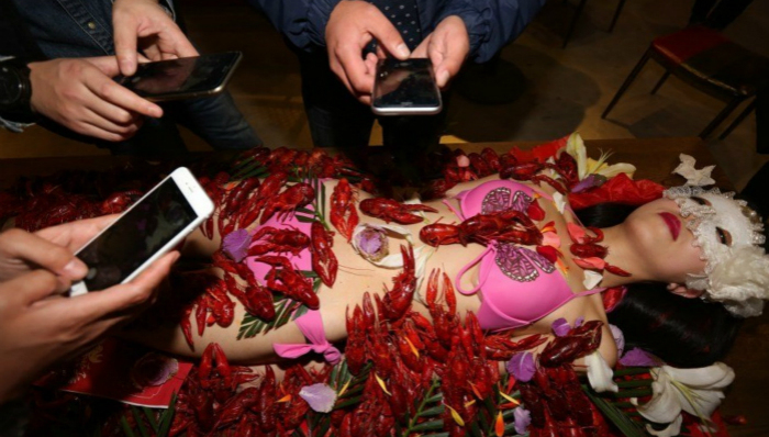 低俗营销,互联网营销,女体盛,女提龙虾宴,互联网营销