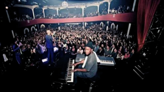 受巴黎恐怖袭击影响 U2等多位大牌取消音乐活动