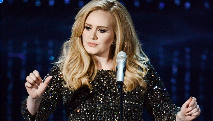 阿黛尔的歌把她自己都听哭了