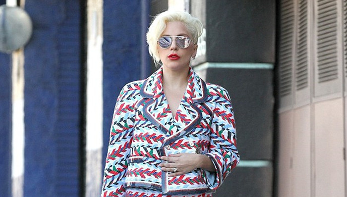 Lady Gaga社交网站上支持法国 穿上时髦的香奈儿套装