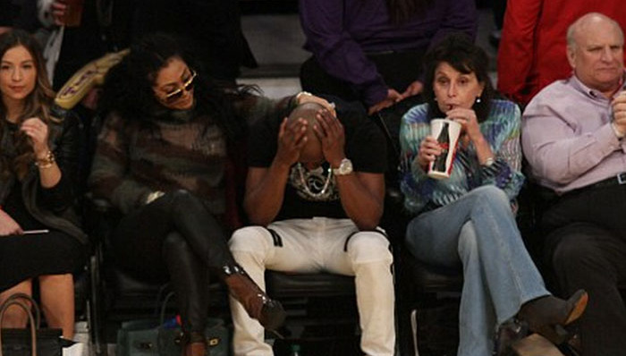 梅威瑟观看湖人比赛 在现场拿着快餐大快朵颐