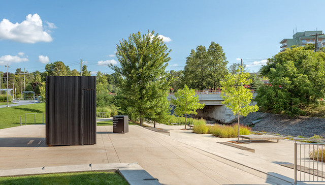 这个可折叠的小黑盒子 其实是座开在公园里的迷你图书馆