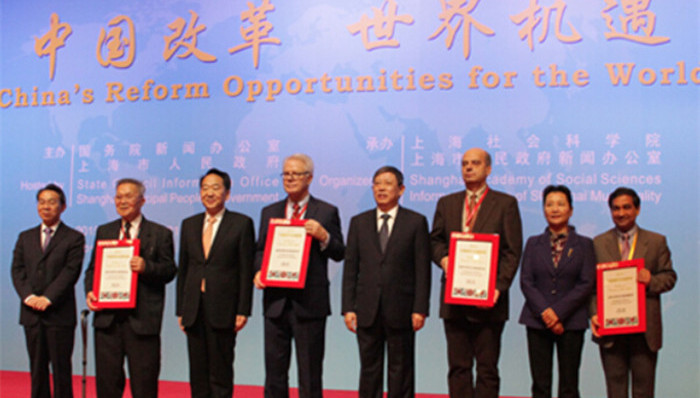 上海,第六届世界中国学论坛,季塔连科,蓝普顿,谭中,裴宜理,世界中国学贡献奖