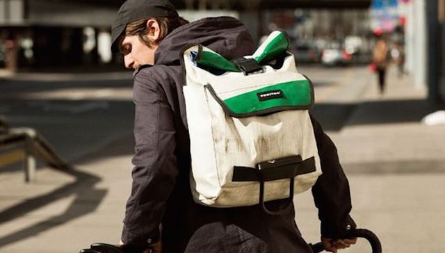 这只回收篷布做的包已经红遍全球 现在还想拿下中国