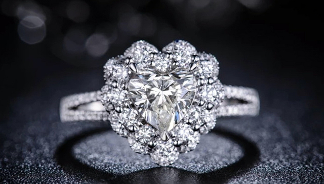 英国,,男人,,三十岁,,戒指,,钻戒,,订婚,,克拉,,方钻,,蠢萌,,幸运,,诚实,,拾金不昧,