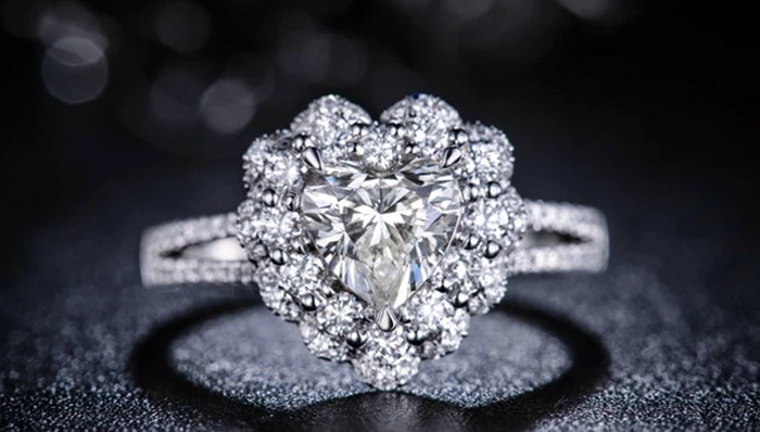 英国,,男人,,三十岁,,戒指,,钻戒,,订婚,,克拉,,方钻,,蠢萌,,幸运,,诚实,,拾金不昧,