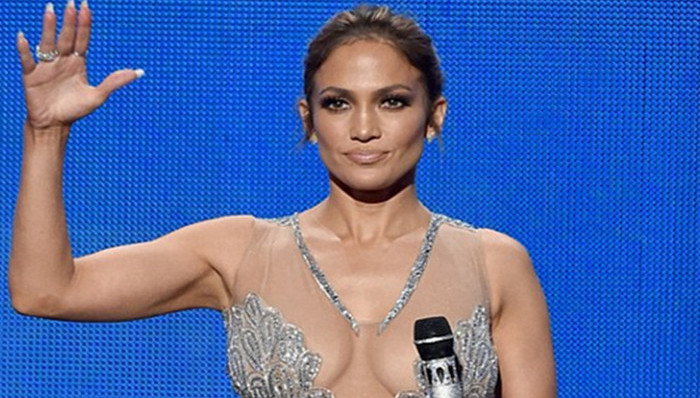 美色｜ 詹妮弗·洛佩兹在全美音乐奖中的十套性感服装