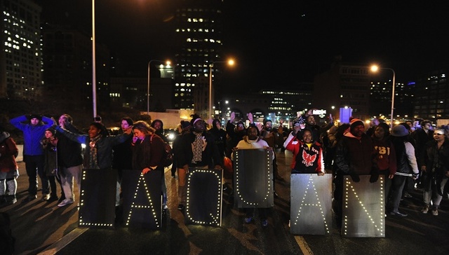 芝加哥白人警察16枪射杀倒地黑人引抗议  弗格森悲剧重演？