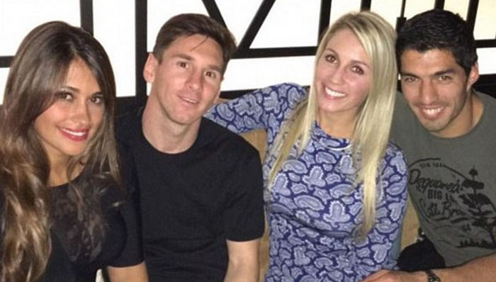 梅西和苏亚雷斯携各自女伴一同出门玩耍