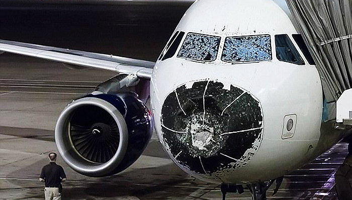 美国航空客机紧急迫降