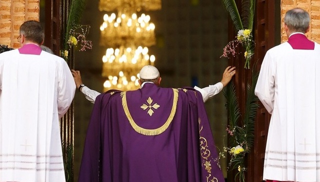 教皇方济各首次非洲行进入战区 提前打开“圣门”祈求和平