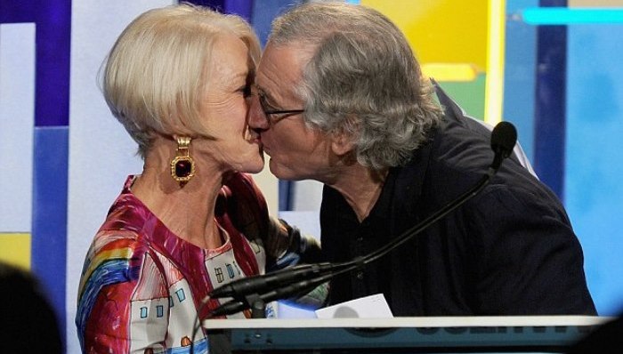 哥谭独立电影奖：德尼罗给海伦•米伦颁奖时索吻