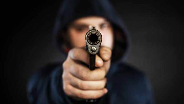 被人用枪指着头该怎么办？听听这位美国前警官的建议