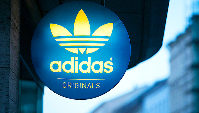 阿迪达斯出售冰球品牌