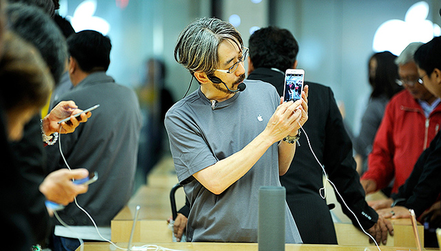 手机公司开始抢线下市场