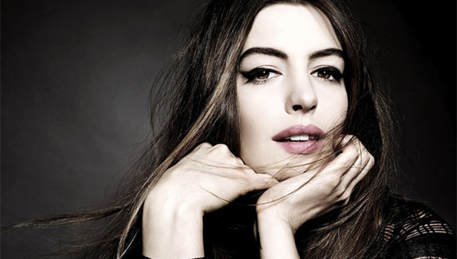 安妮·海瑟薇这些年的穿衣风格变化：从乖乖女到性感女神