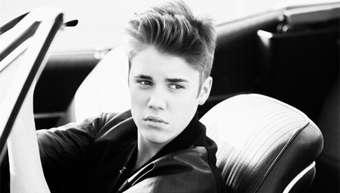 丁日赤裸上身模仿小时候  羞答答回到过去