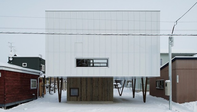 积雪太厚无路回家？那就建个头重脚轻的房子从底下进门吧