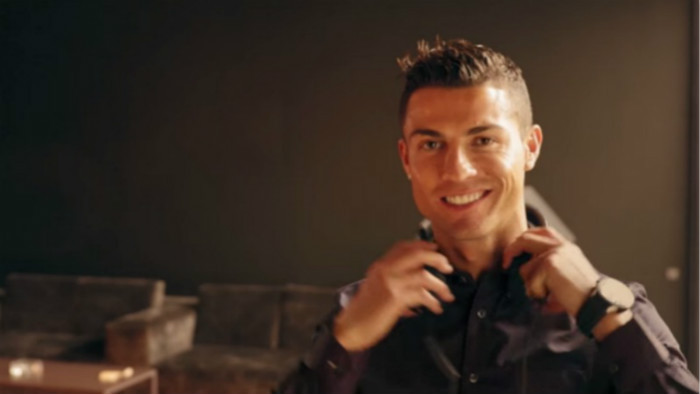 C罗演绎性感版圣诞金曲 为个人品牌CR7新耳机打广告