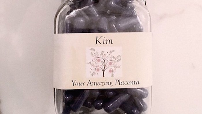 真好吃？金·卡戴珊把儿子的胎盘做成了药丸