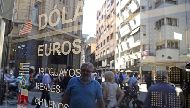 阿根廷取消外汇管制 比索首日暴跌近30%