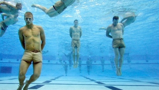 手脚并缚被扔进水里？海豹突击队员教你如何活命