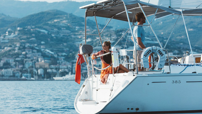 用结婚的钱买船环游世界，这对情侣太酷了