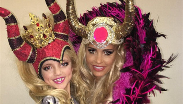 超模凯蒂·普莱斯把自己八岁的女儿也签给了模特公司