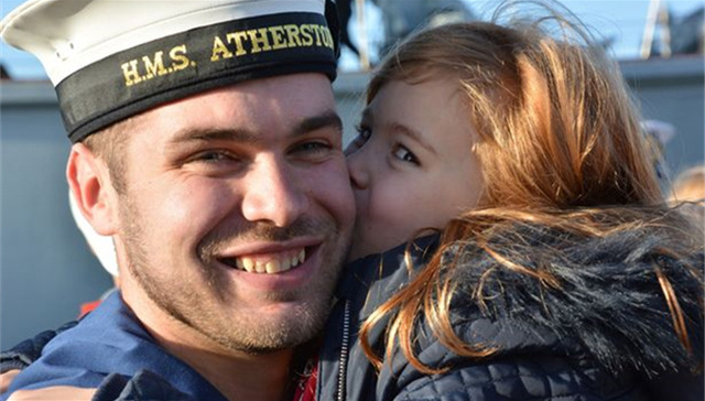 英国皇家海军“凯旋”过圣诞 场面感人