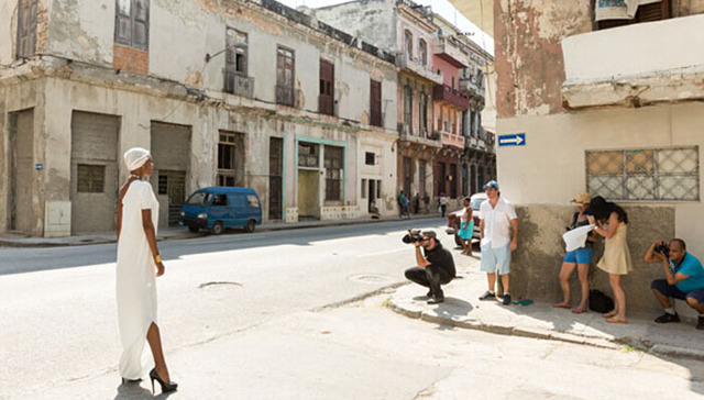 在古巴街头拍时尚大片