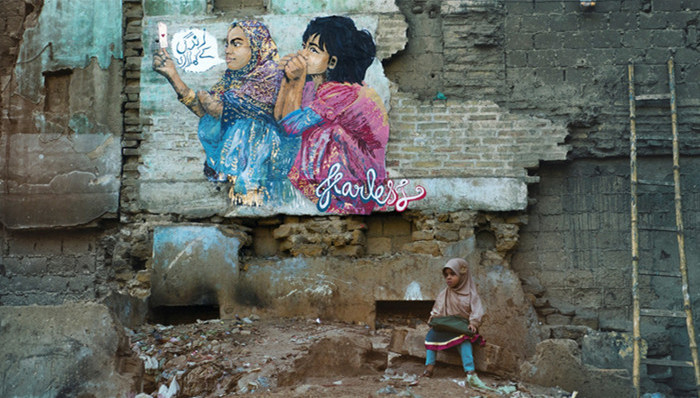 这名印度艺术家跑去巴基斯坦，把“没有恐惧”画满大街小巷