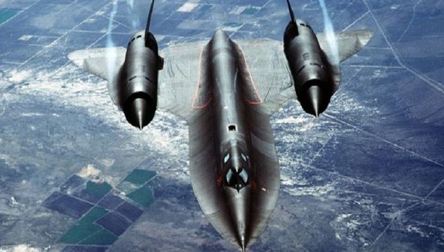 军事史上最快的进气式侦察机SR-71缘何早早退役？