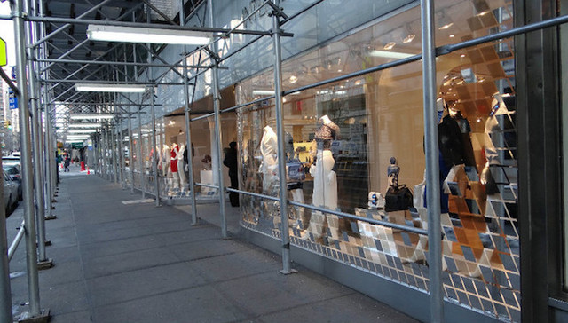 既然满大街都是脚手架改变不了 纽约只好找来设计师改造它们