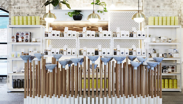 我们是卖茶的 但怕你不知道所以把茶碗放在了店中央