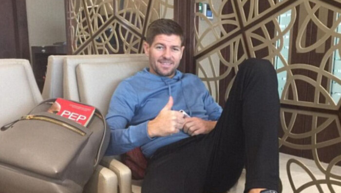 杰拉德随身带着瓜帅的书 他在为教练生涯寻找灵感