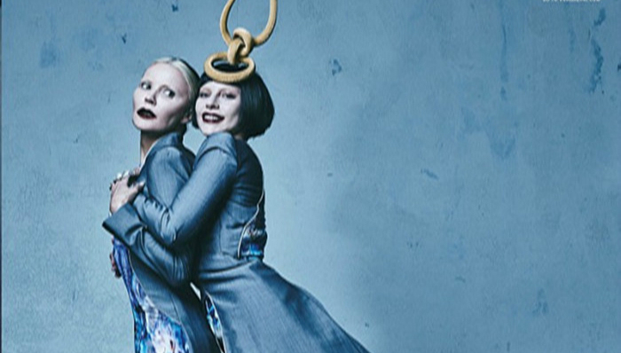 Lady Gaga和艺术家一同拍照 纪念逝世的服装设计师Alexander McQueen