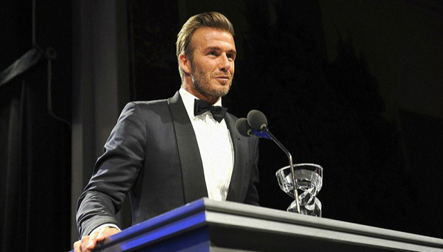 小贝出席UNICEF慈善舞会获颁人道主义领导奖  帅气登场俨然成为全场焦点