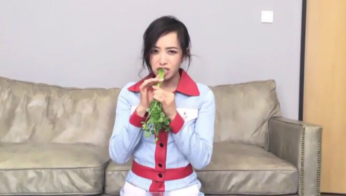 夜观星象| 太拼，宋茜微博直播吃香菜；超美，贾静雯高圆圆甜蜜相拥