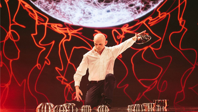 这个德国人是现实中的X战警，通过意念就可以吸住一切