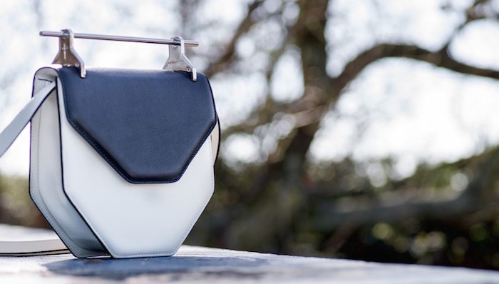 【纽约时报T杂志中文版】在废墟上设计出这只红遍全球的金属把手袋