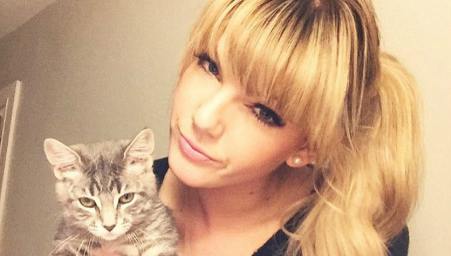 酷似霉霉的女孩在网上收获很多粉丝 但也有人嫌她不够瘦